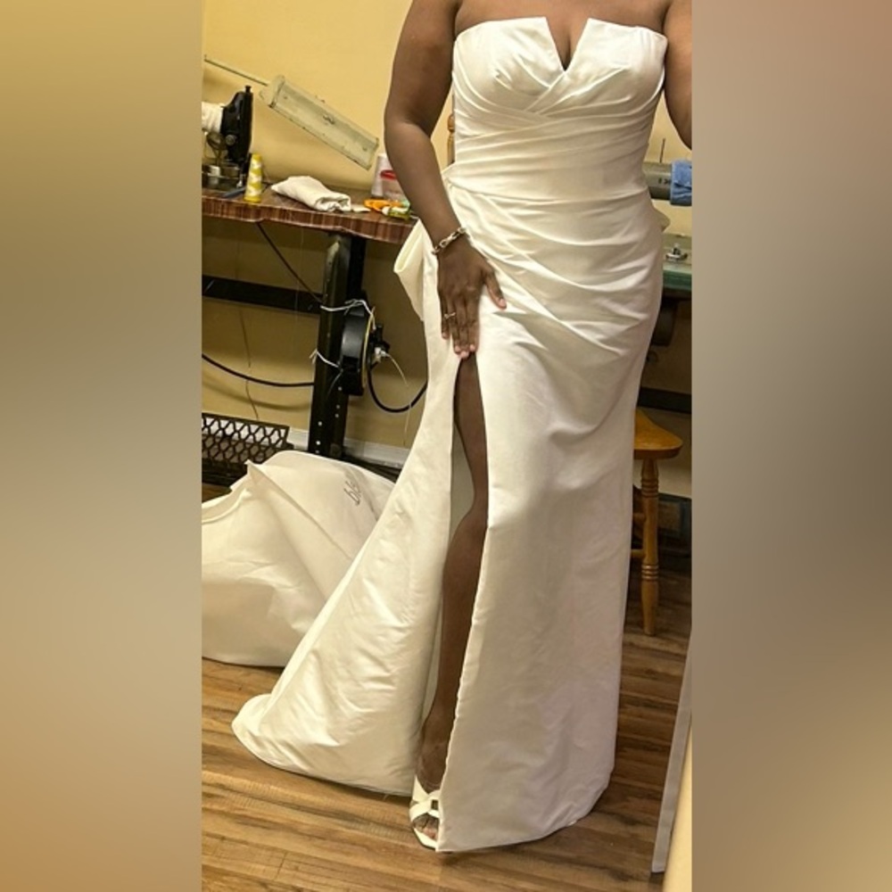 Gorgeous never-worn Adrienn Braun Couture wedding dress